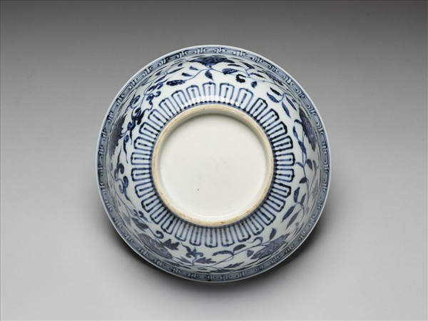 青花纏枝花卉紋碗