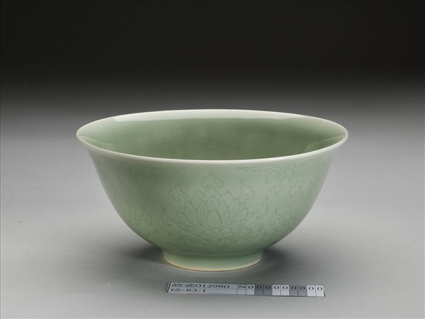 冬青釉劃花蓮花紋碗