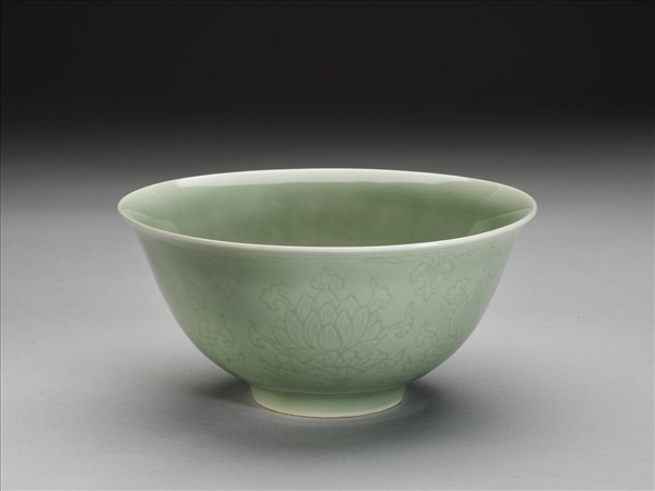 冬青釉劃花蓮花紋碗