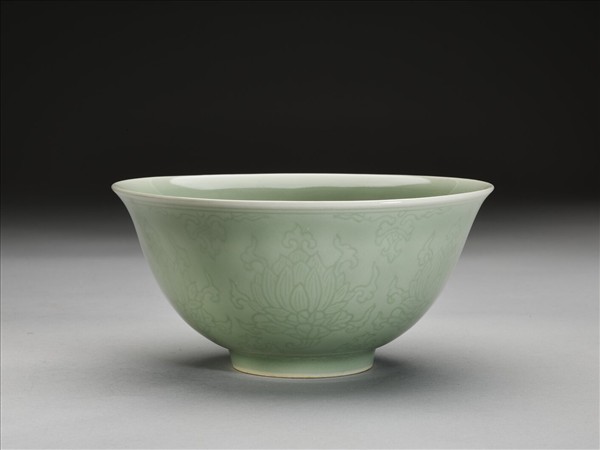 冬青釉劃花蓮花紋碗