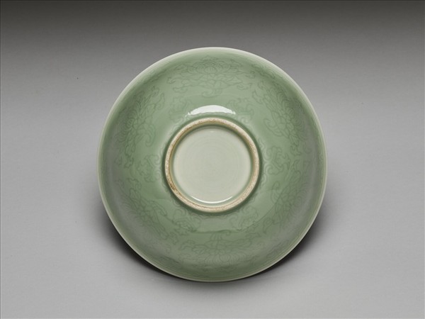 冬青釉劃花蓮花紋碗