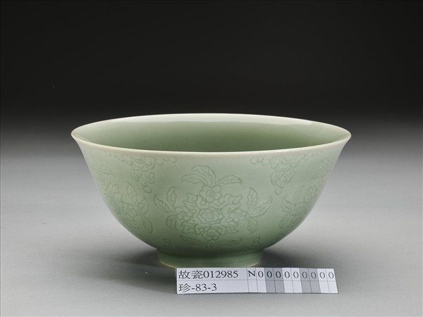 冬青釉劃花花卉紋碗