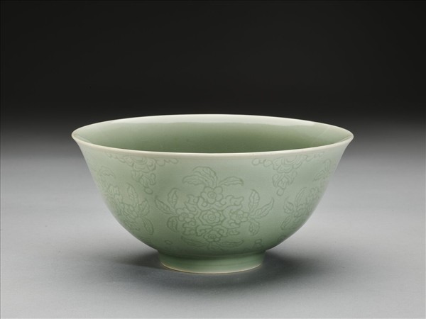 冬青釉劃花花卉紋碗