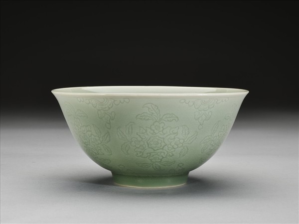 冬青釉劃花花卉紋碗