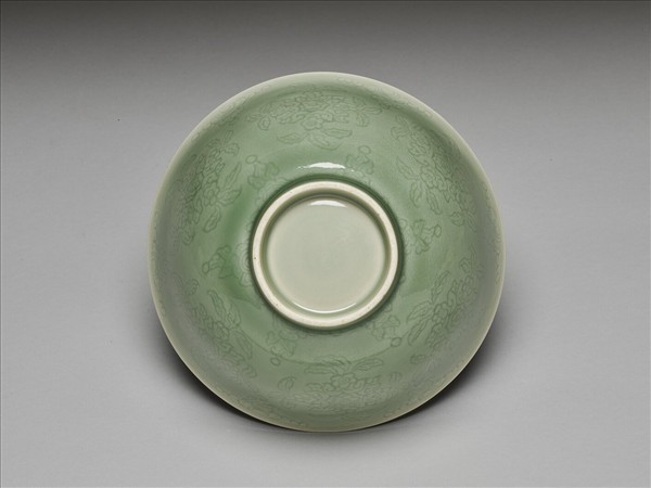 冬青釉劃花花卉紋碗