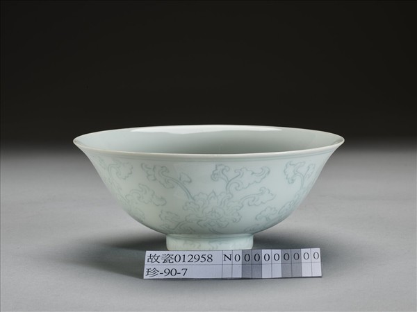 青白瓷劃花花卉紋碗