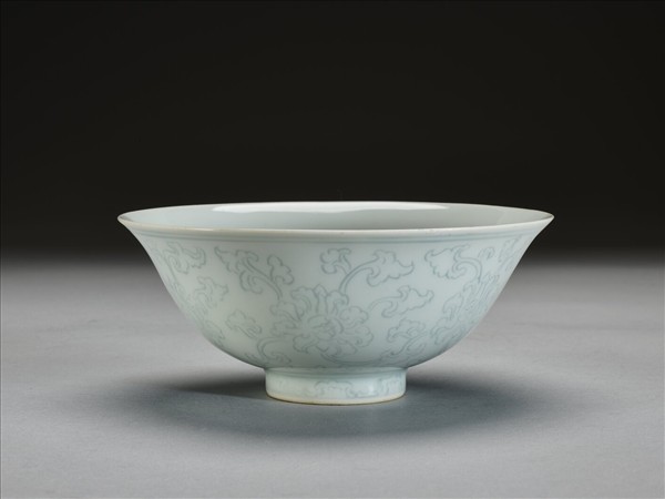 青白瓷劃花花卉紋碗