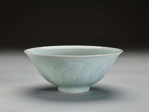 青白瓷劃花花卉紋碗