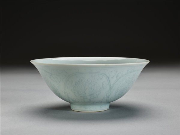 青白瓷劃花花卉紋碗