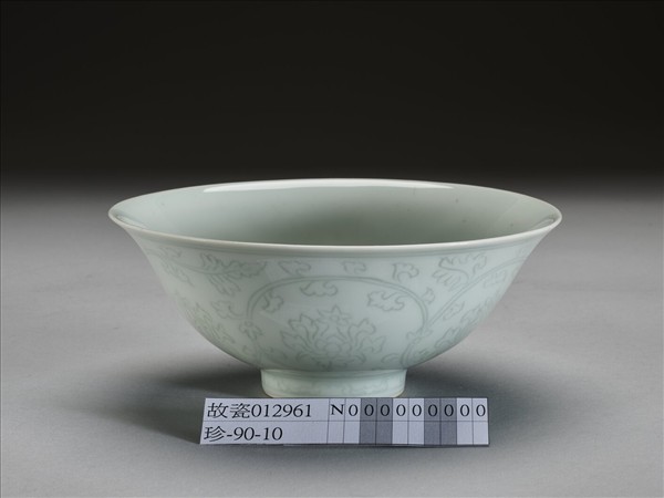 青白瓷劃花花卉紋碗