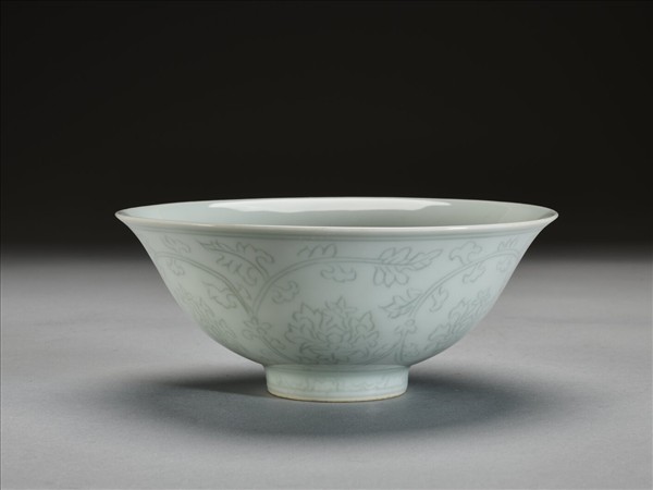 青白瓷劃花花卉紋碗