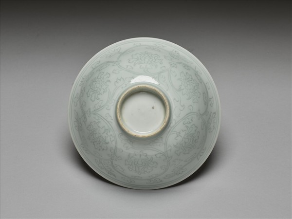 青白瓷劃花花卉紋碗