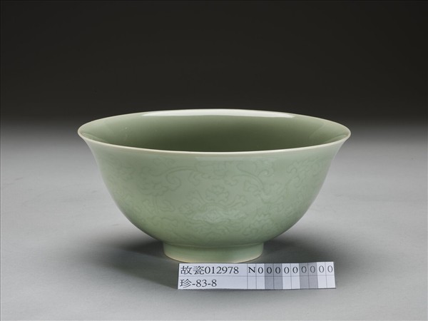 冬青釉劃花花卉紋碗