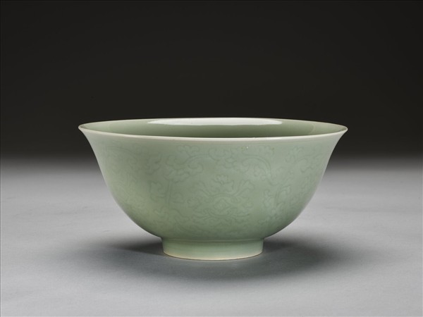 冬青釉劃花花卉紋碗