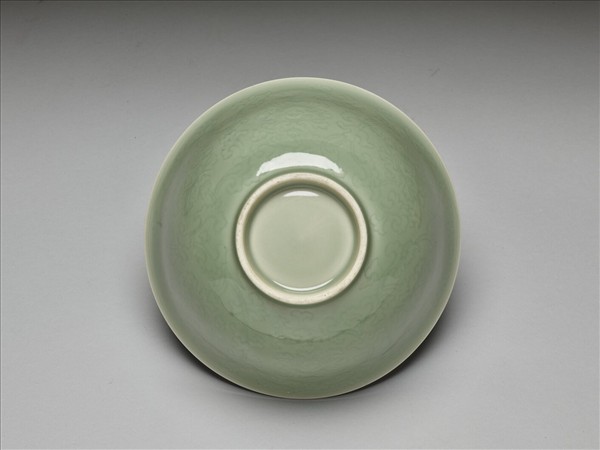 冬青釉劃花花卉紋碗