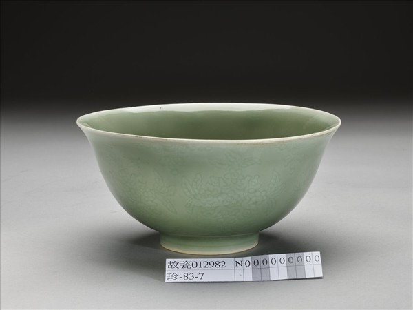 冬青釉劃花花卉紋碗