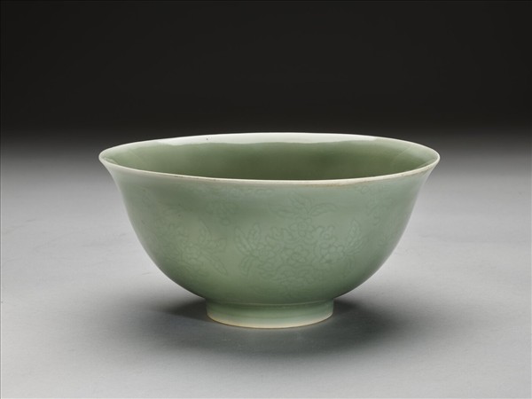 冬青釉劃花花卉紋碗