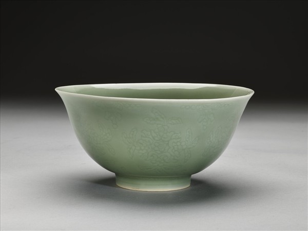 冬青釉劃花花卉紋碗