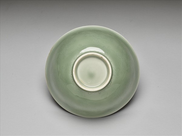 冬青釉劃花花卉紋碗