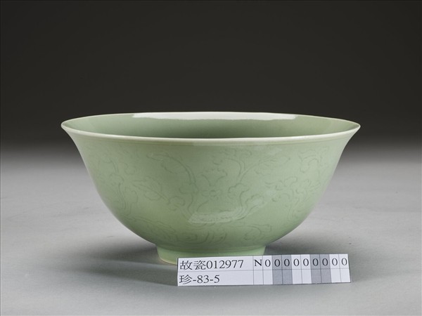 冬青釉劃花花卉紋碗