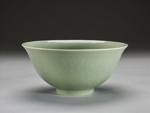 冬青釉劃花花卉紋碗