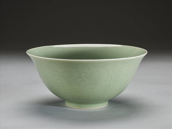 冬青釉劃花花卉紋碗