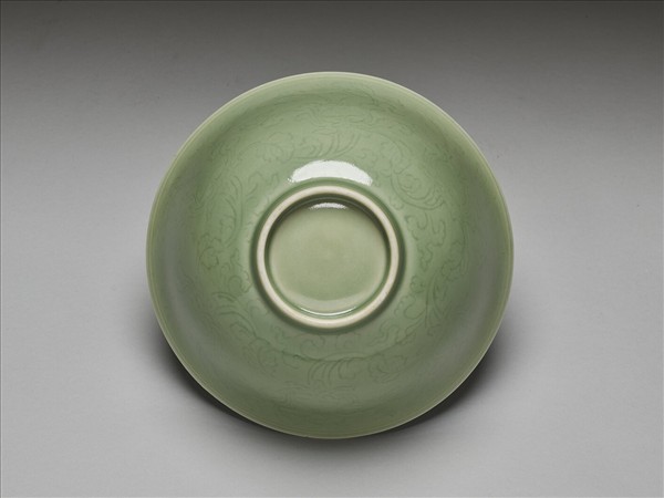 冬青釉劃花花卉紋碗