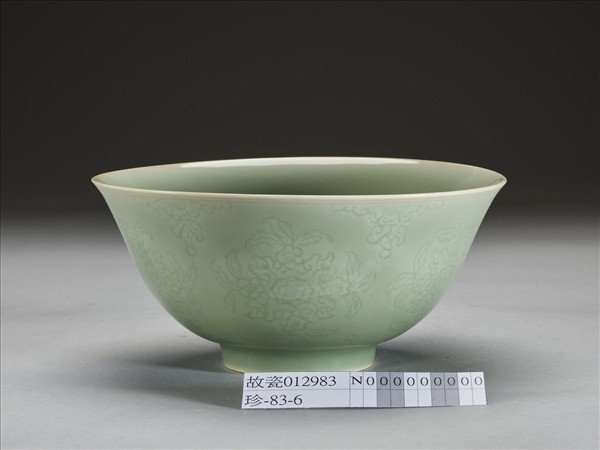 冬青釉劃花花卉紋碗