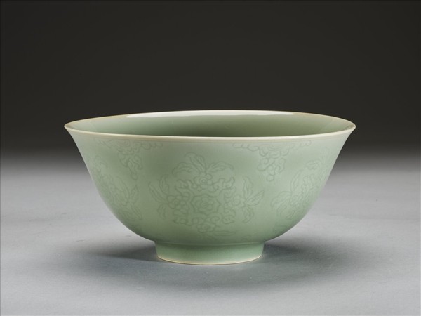 冬青釉劃花花卉紋碗