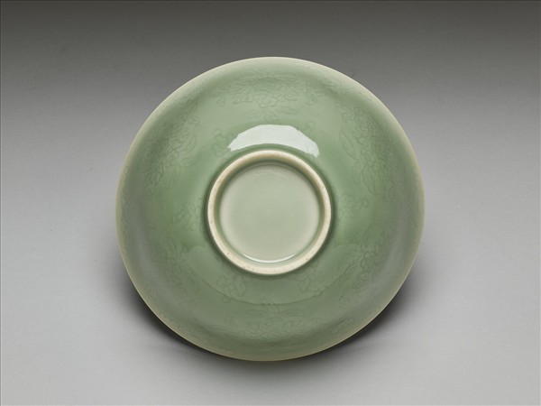 冬青釉劃花花卉紋碗