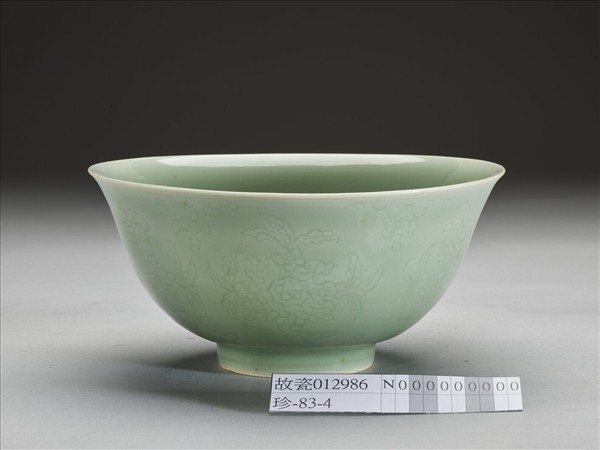 冬青釉劃花花卉紋碗