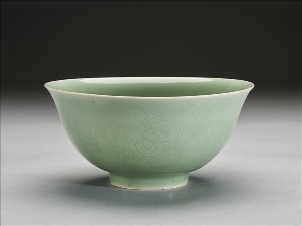 冬青釉劃花花卉紋碗