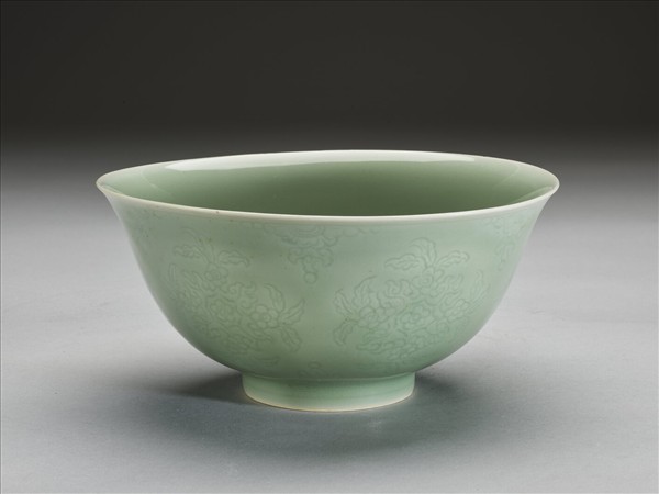 冬青釉劃花花卉紋碗
