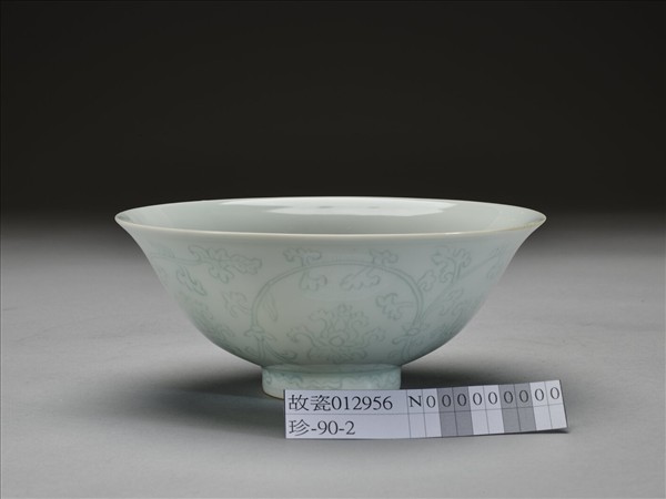 青白瓷劃花花卉紋碗