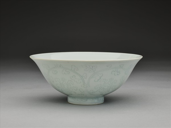 青白瓷劃花花卉紋碗