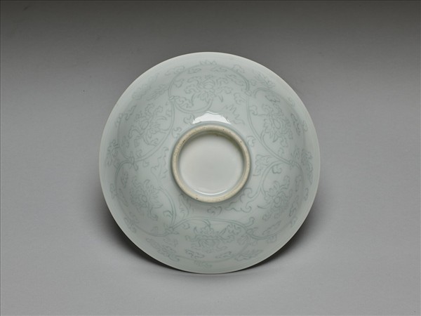 青白瓷劃花花卉紋碗