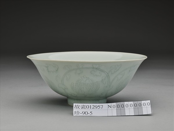 青白瓷劃花花卉紋碗