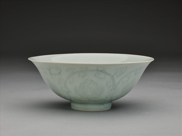 青白瓷劃花花卉紋碗