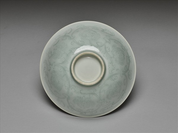 青白瓷劃花花卉紋碗