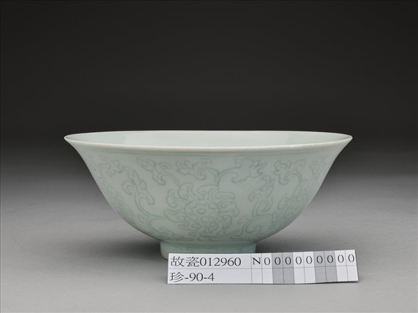 青白瓷劃花花卉紋碗