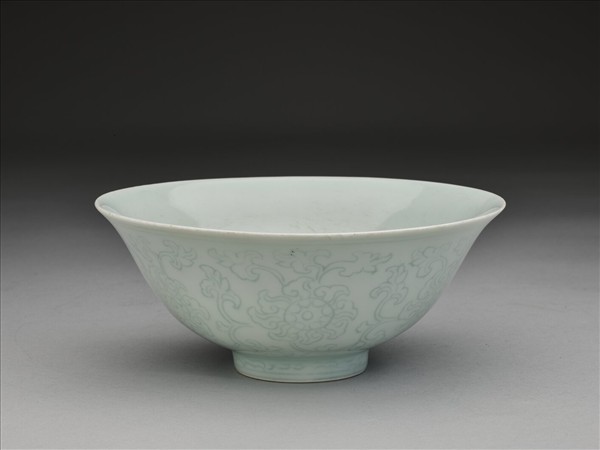 青白瓷劃花花卉紋碗