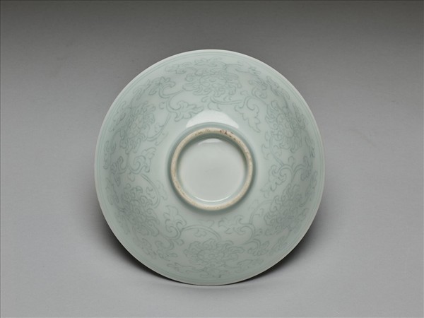 青白瓷劃花花卉紋碗