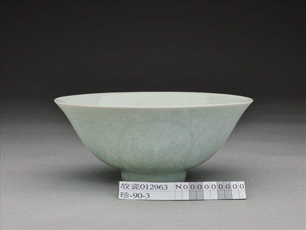 青白瓷劃花花卉紋碗