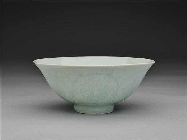 青白瓷劃花花卉紋碗