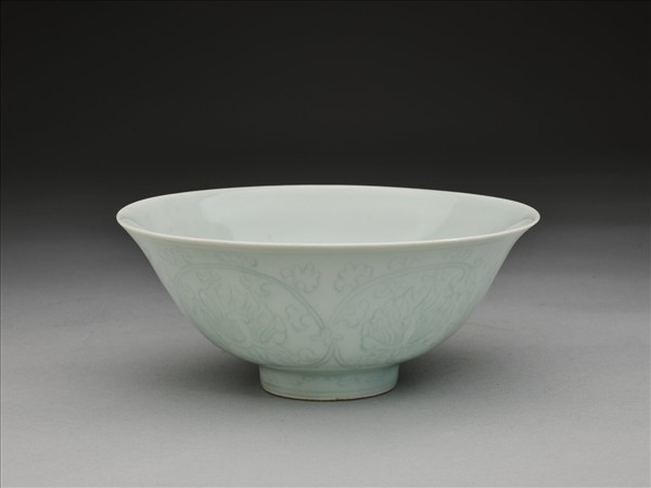 青白瓷劃花花卉紋碗