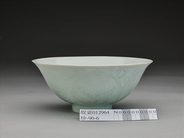 青白瓷劃花花卉紋碗