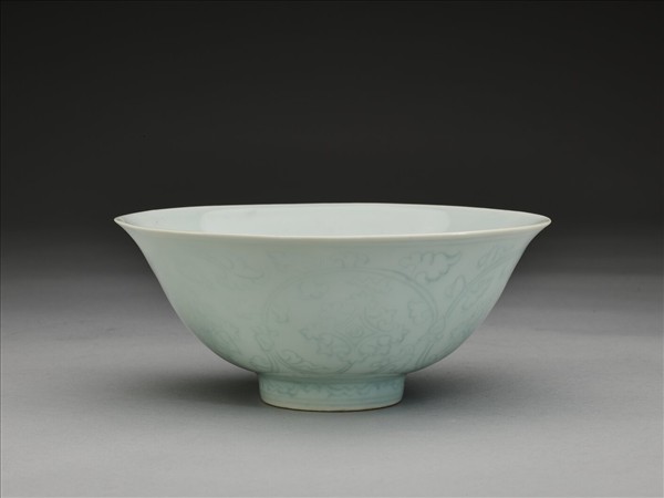 青白瓷劃花花卉紋碗