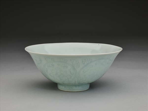 青白瓷劃花花卉紋碗