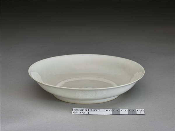 甜白釉五龍紋盤