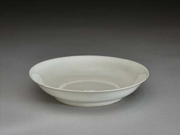 甜白釉五龍紋盤